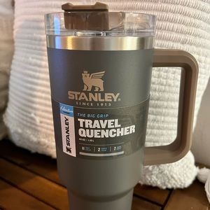 Stanley 40oz adventure quencher in color coal